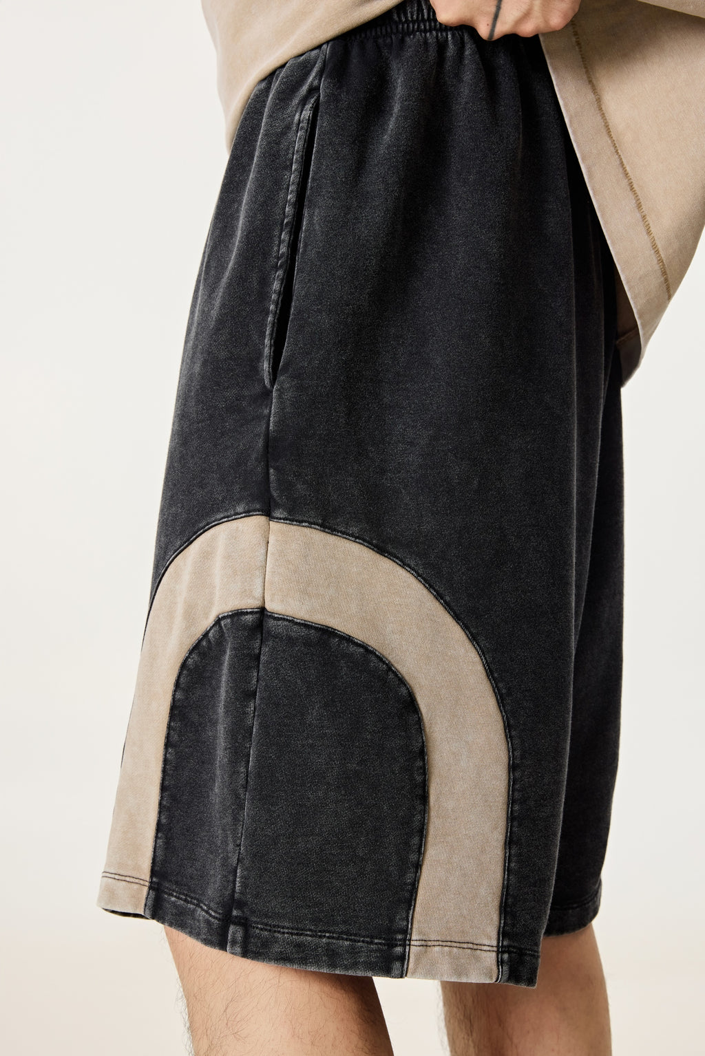 330GSM Unisex Heavyweight Contrast-Panel Snow-Washed Shorts Black/Khaki