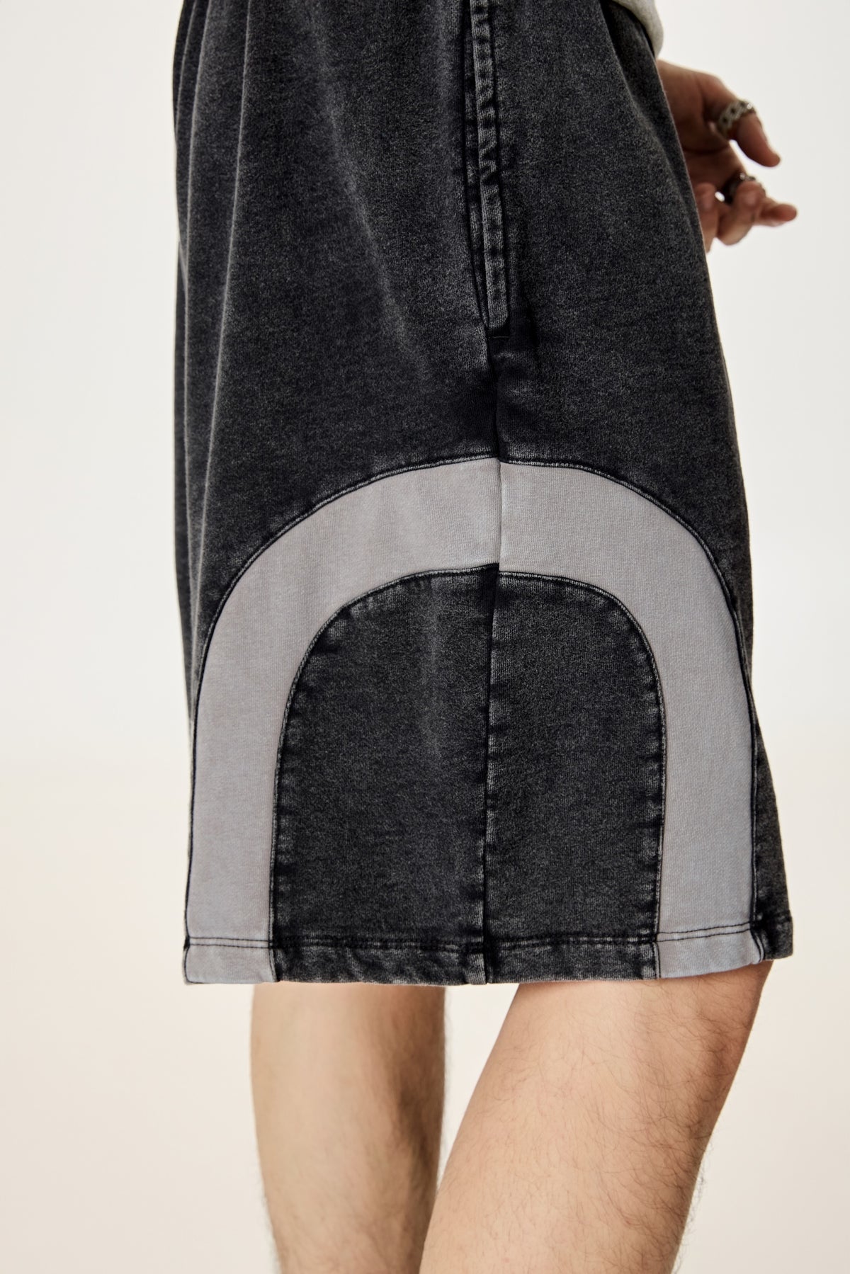 330GSM Unisex Heavyweight Contrast-Panel Snow-Washed Shorts Black/Medium Grey