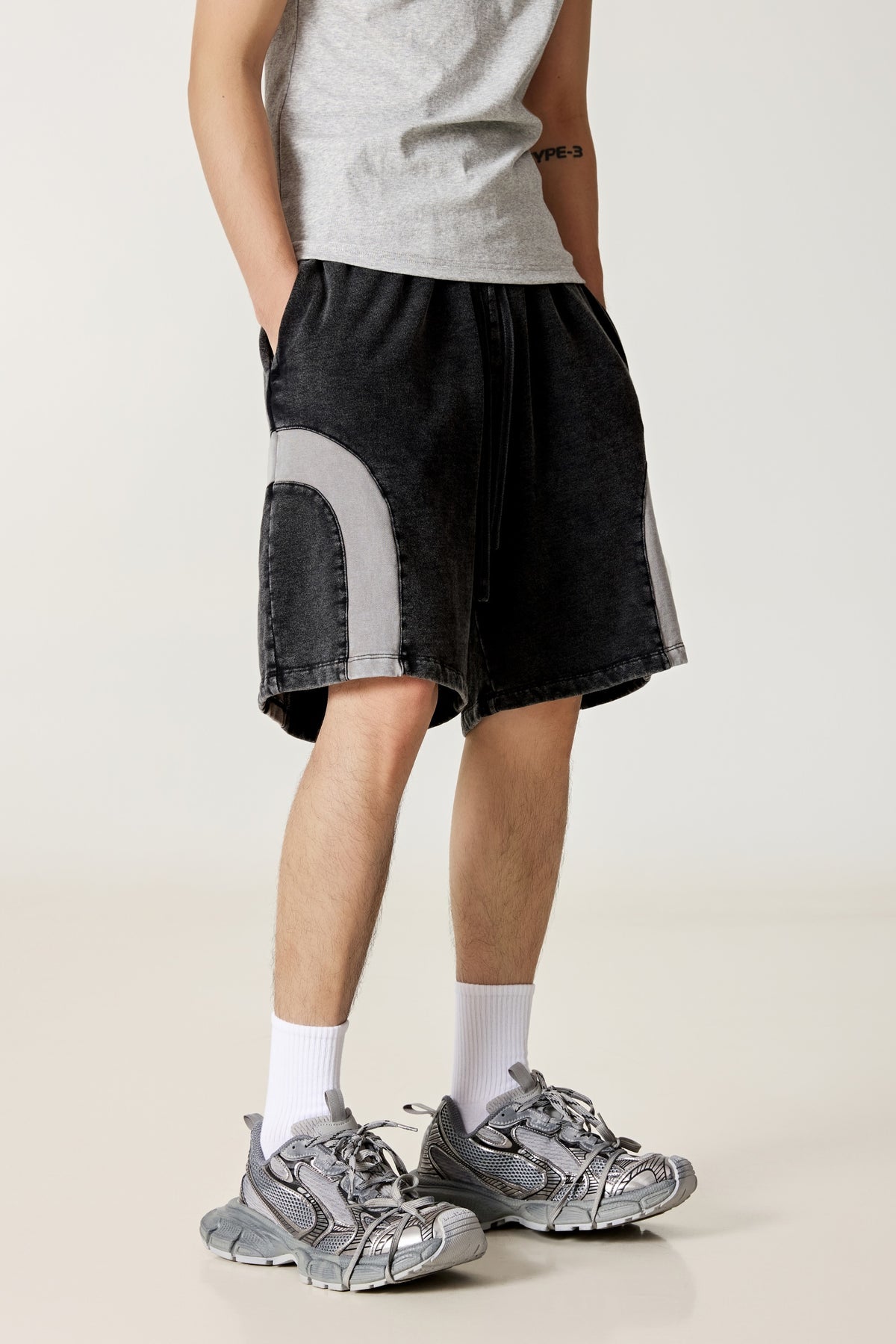 330GSM Unisex Heavyweight Contrast-Panel Snow-Washed Shorts Black/Medium Grey