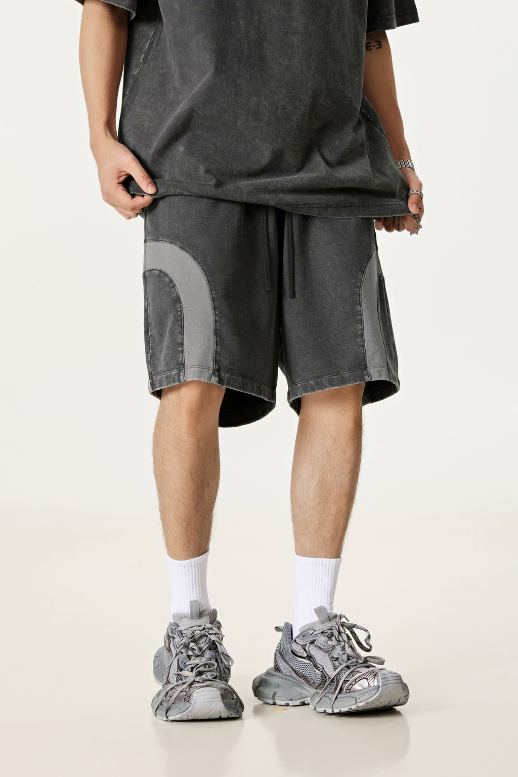 330GSM Unisex Heavyweight Contrast-Panel Snow-Washed Shorts Medium Grey/Dark Grey