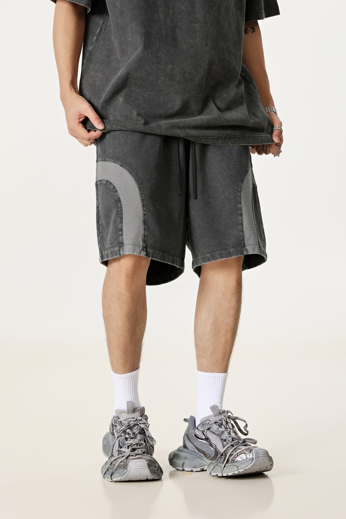 330GSM Unisex Heavyweight Contrast-Panel Snow-Washed Shorts Medium Grey/Dark Grey